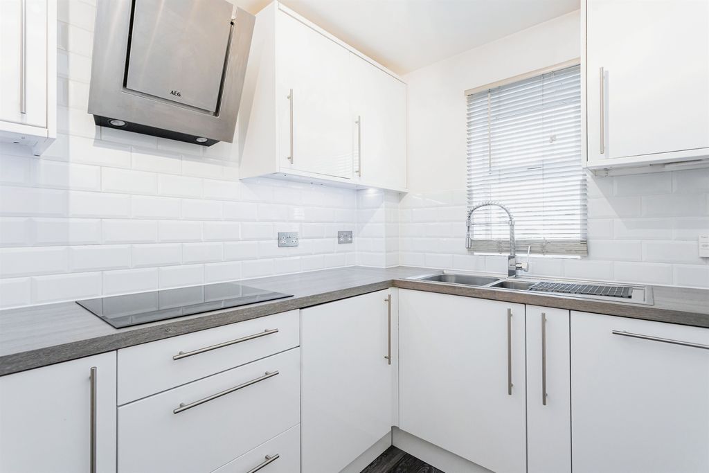 Property photo 3 of 7 Kitchen