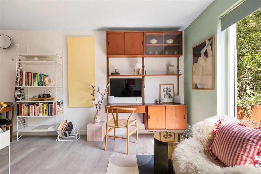 Property photo 2 of 31 Alders Close, E11