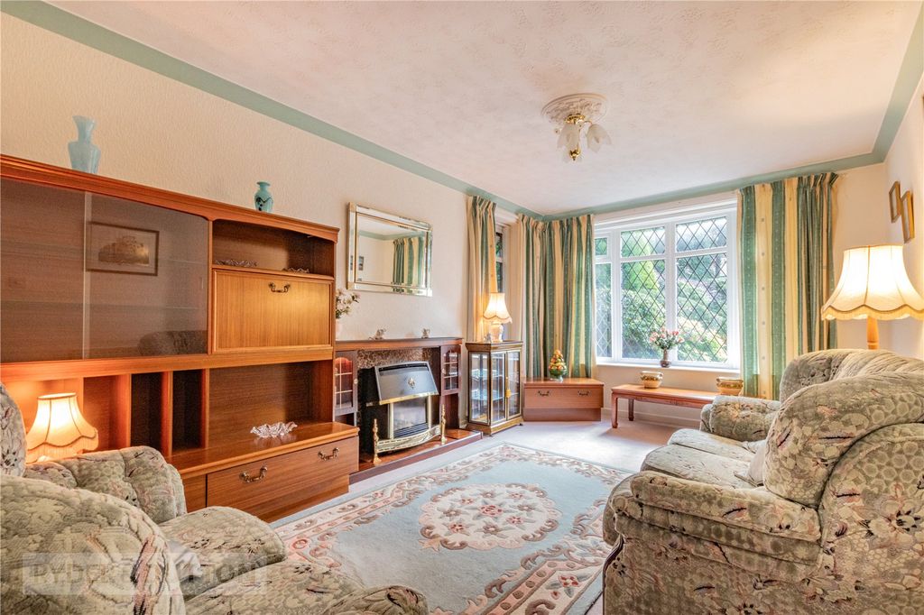 Property photo 3 of 17 Lounge