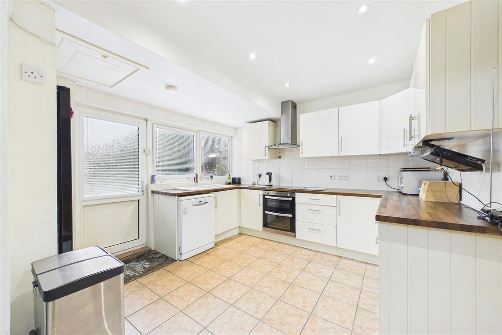 Property photo 3 of 31 Kitchen