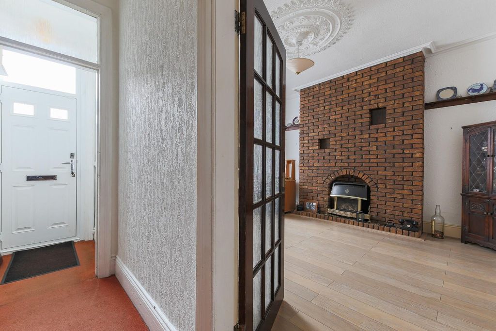 Property photo 3 of 17 Living Room