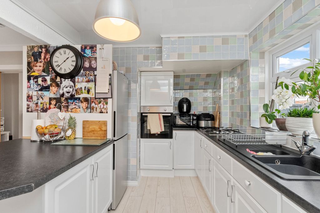 Property photo 3 of 32