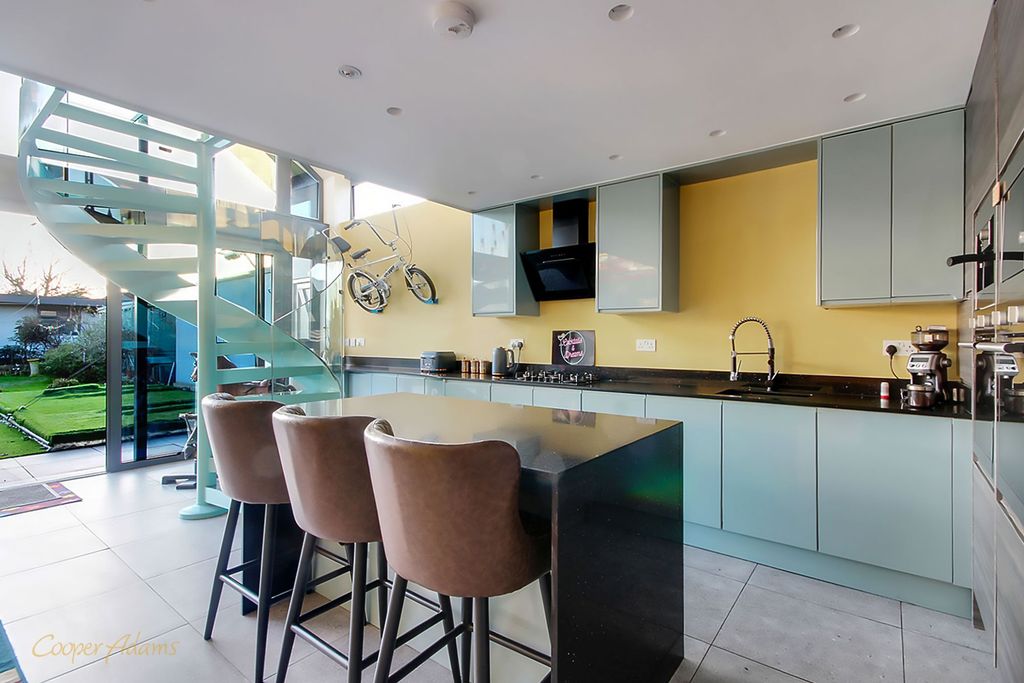 Property photo 3 of 20 Kitchen