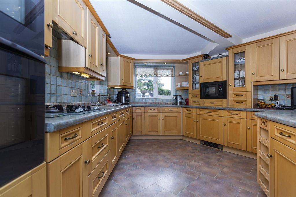 Property photo 3 of 42 Breakfast Kitchen
