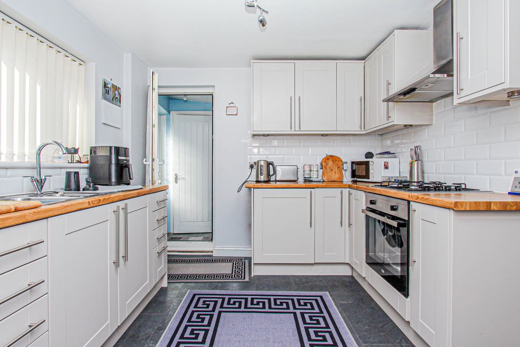 Property photo 2 of 11 Kitchen