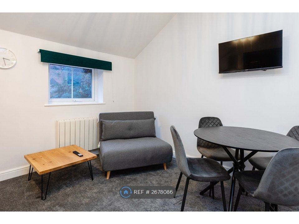 Property photo 3 of 5 Flat 4