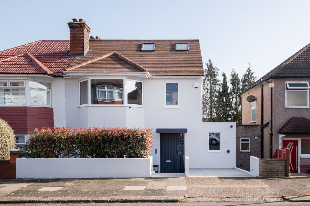 Property photo 2 of 27 329849 - Dollis Hill Avenue, London Nw2 - High Res-01220.Jpg