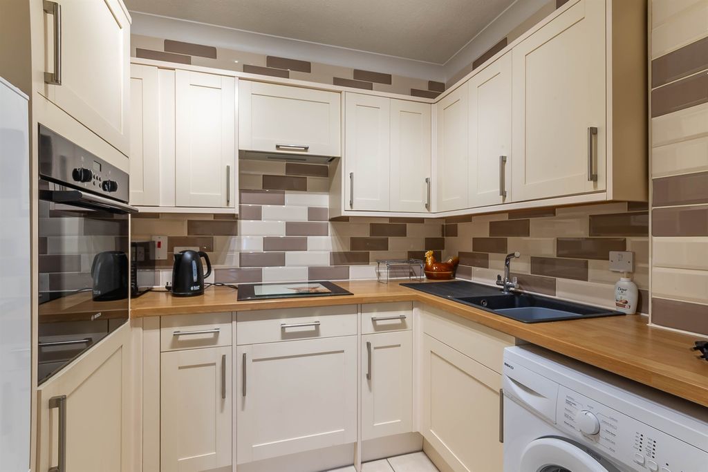 Property photo 2 of 10 Kitchen