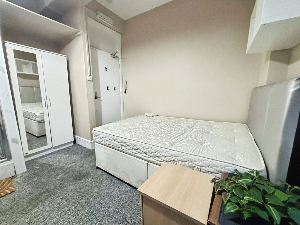 Property photo 3 of 5 Studio