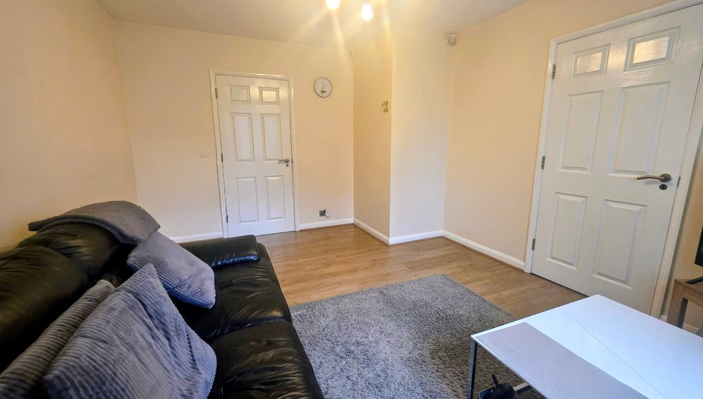 Property photo 3 of 11 Lounge