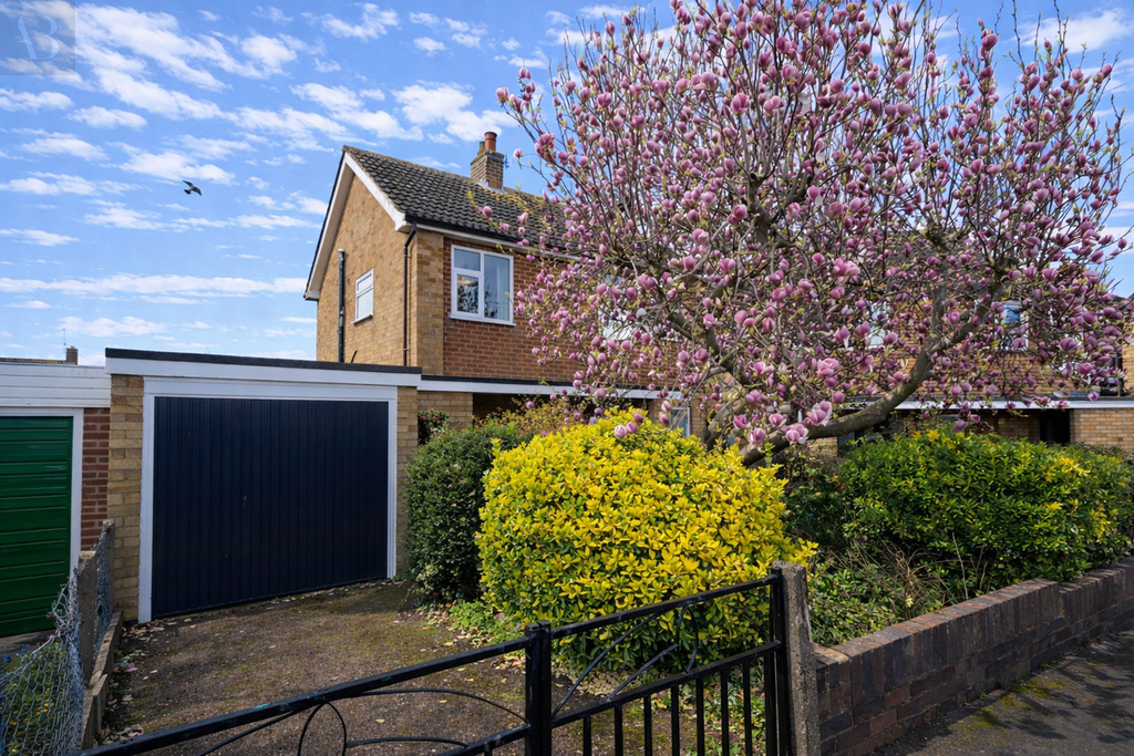 Property photo 3 of 18 Fronthouse2