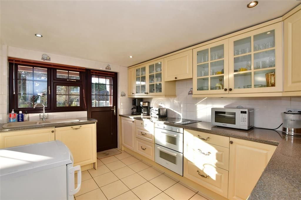Property photo 1 of 10 Kitchen