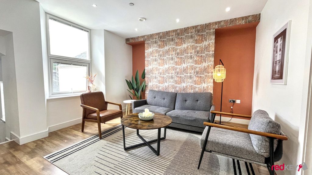 Property photo 1 of 8 Lounge