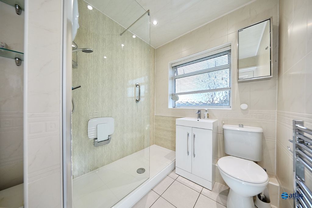 Property photo 2 of 16 Bathroom