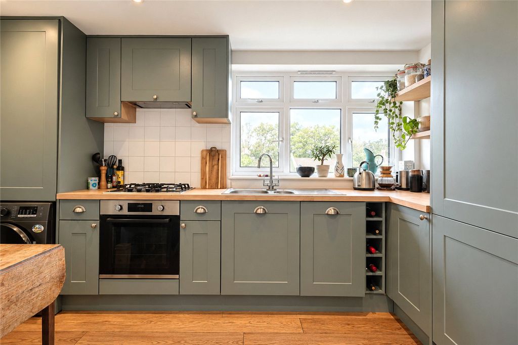 Property photo 1 of 10 Kitchen