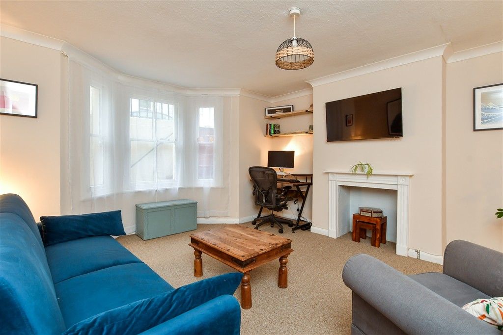 Property photo 3 of 11 Lounge