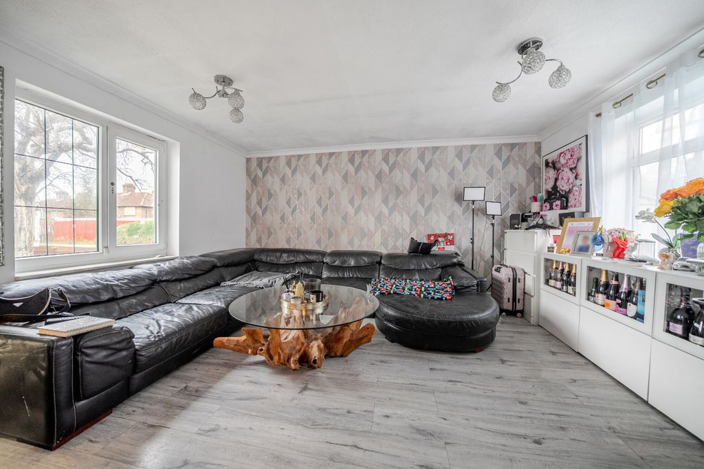 Property photo 2 of 19 Lounge