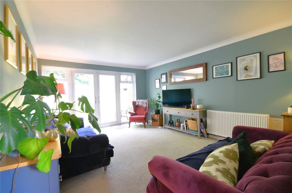 Property photo 3 of 20 Lounge