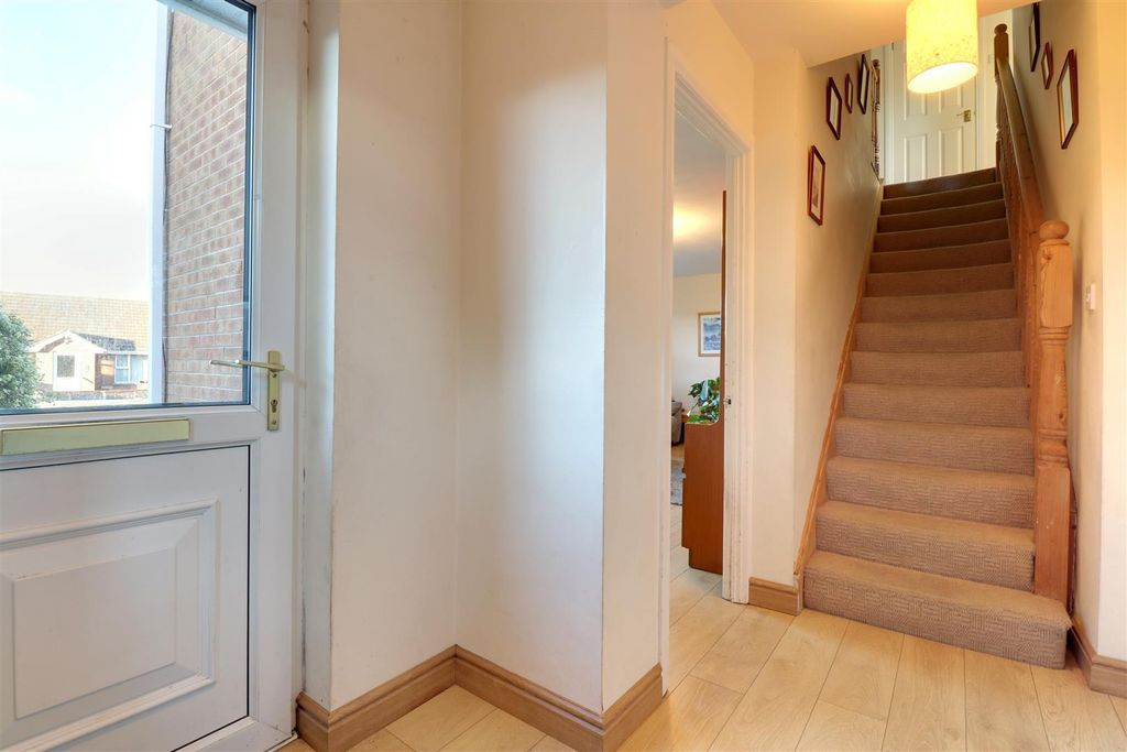 Property photo 2 of 17 Entrance Hall