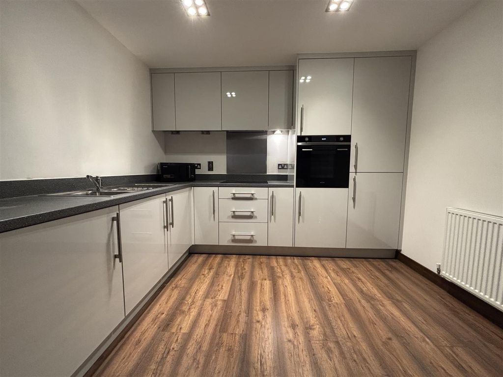 Property photo 3 of 6 Kitchen