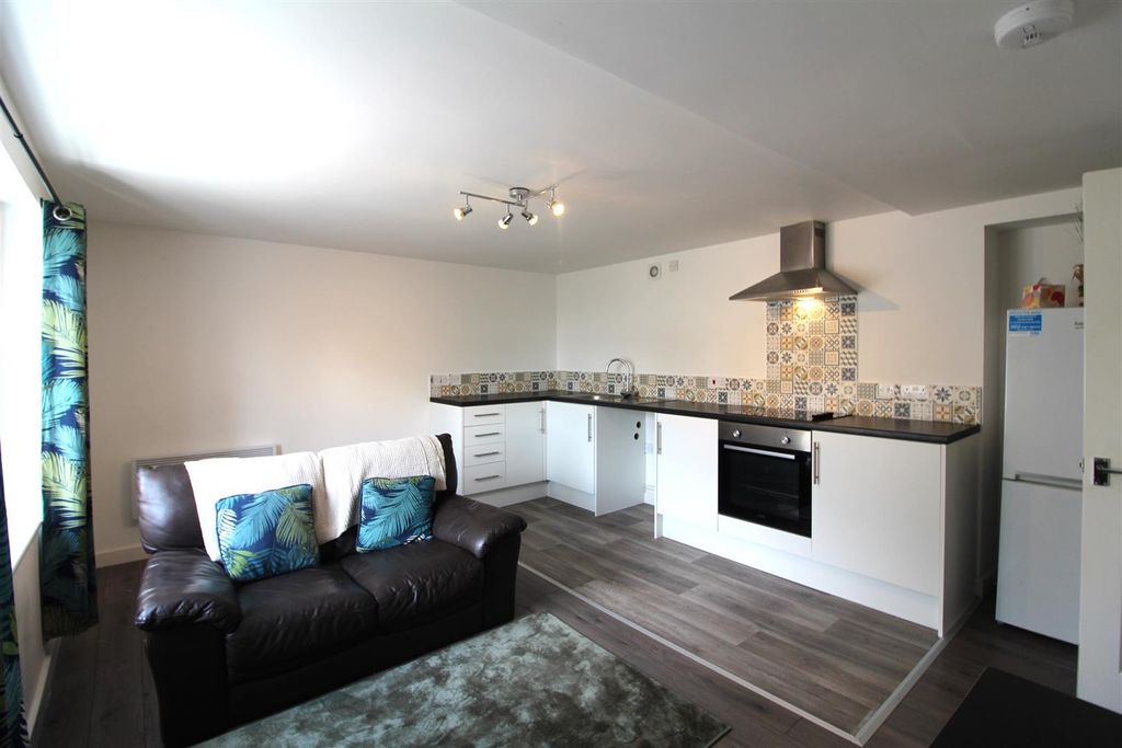 Property photo 1 of 7 Flat 3 26B - Living.Jpg