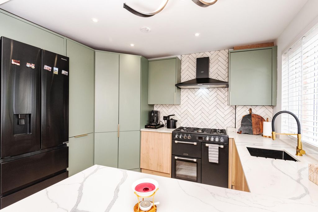 Property photo 3 of 17 Kitchen