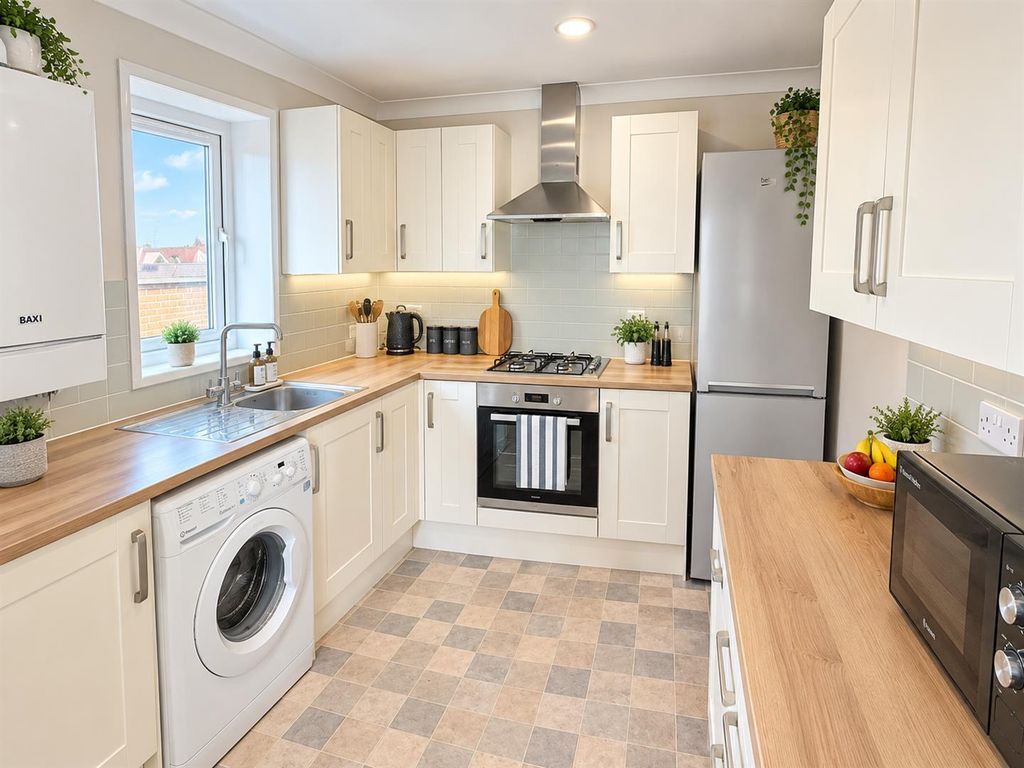 Property photo 3 of 12 Kitchen