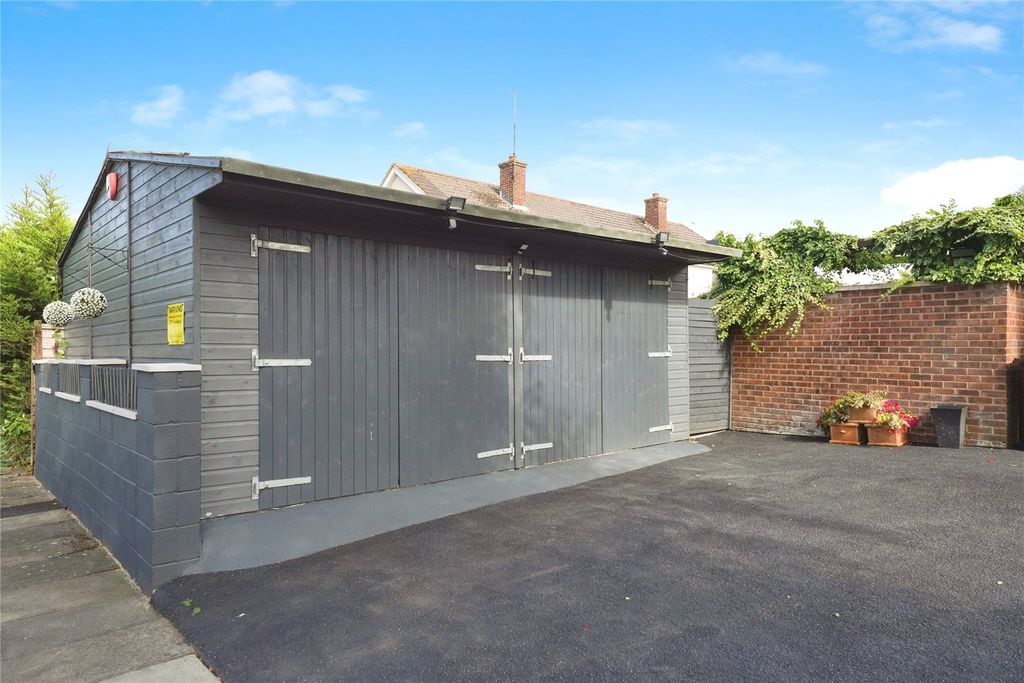 Property photo 2 of 17 Garage
