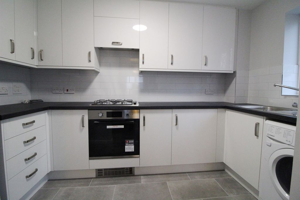 Property photo 3 of 7 Kitchen