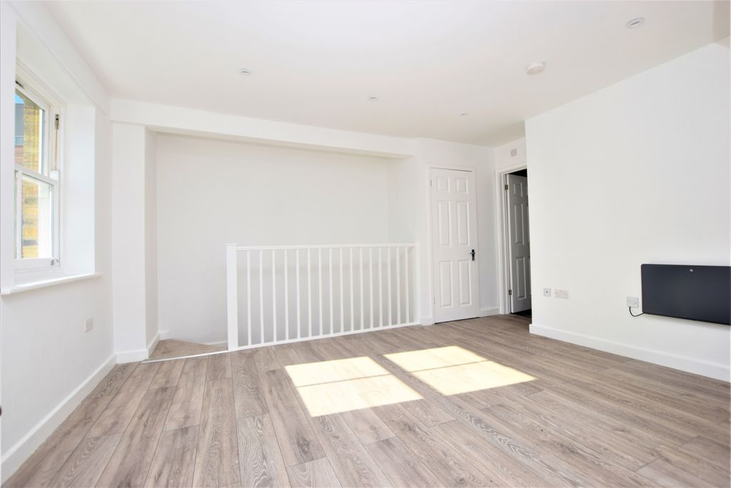 Property photo 2 of 5 Lr3