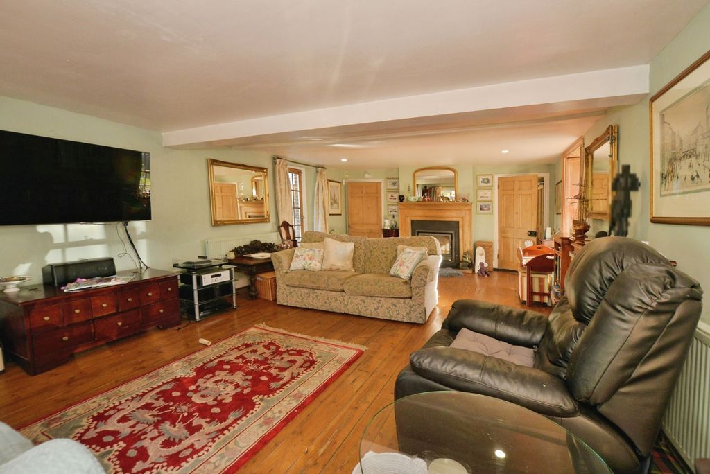 Property photo 3 of 20 Lounge