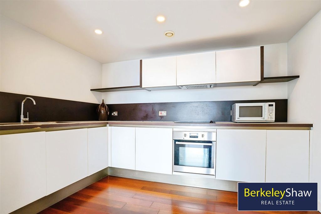 Property photo 3 of 18 Kitchen