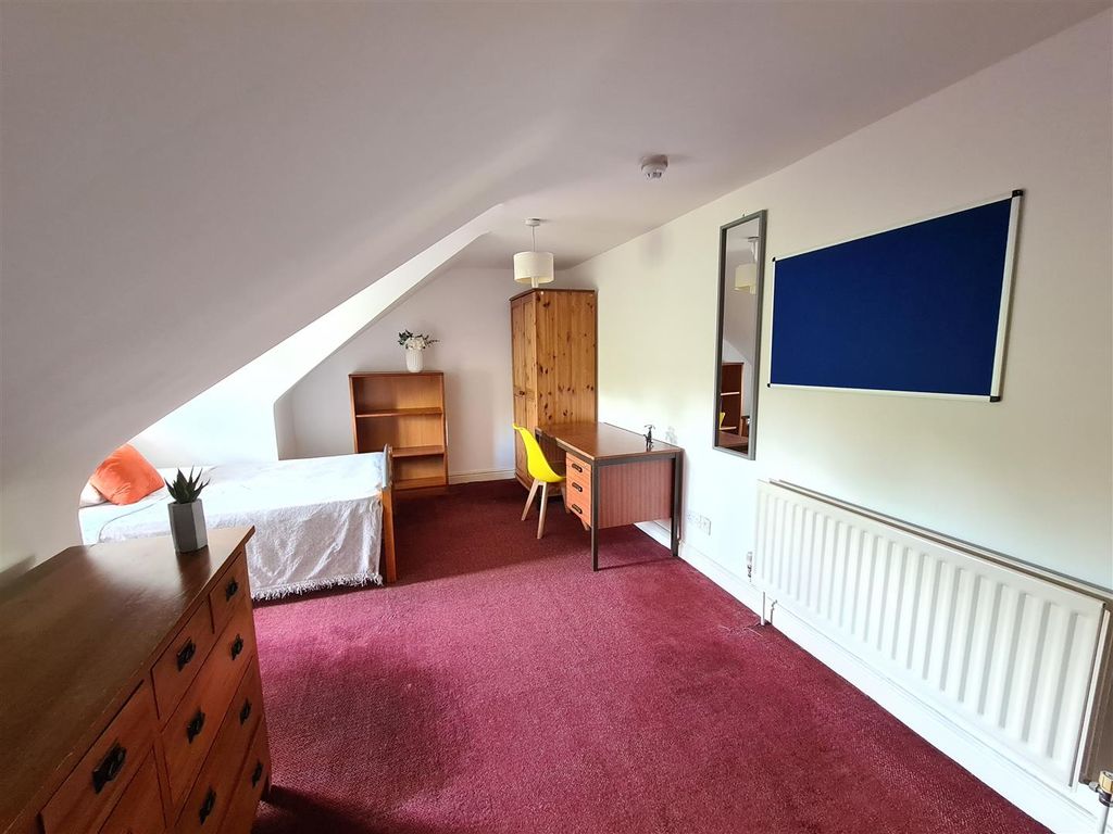 Property photo 1 of 33 Room 8