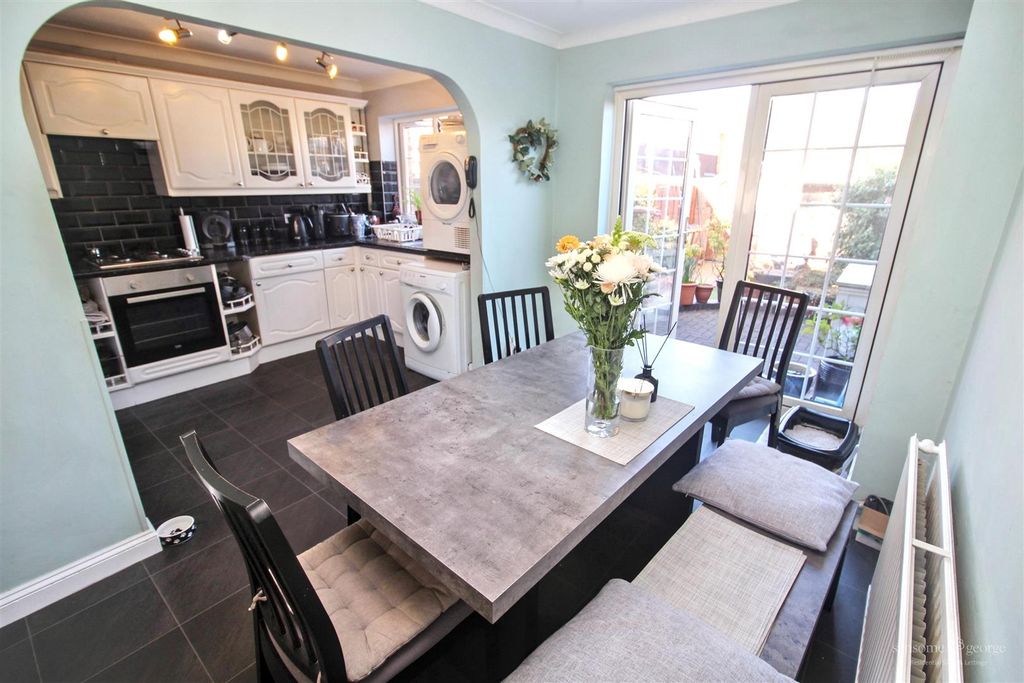 Property photo 3 of 12 Kitchen / Dining Room