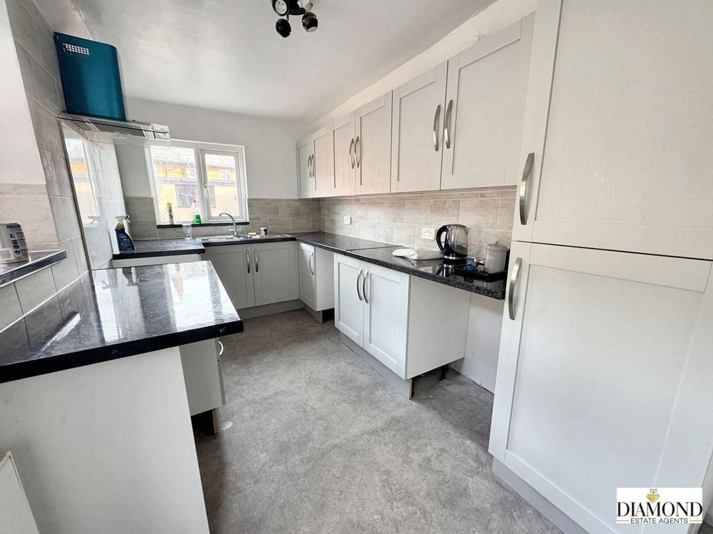 Property photo 3 of 10 Kitchen