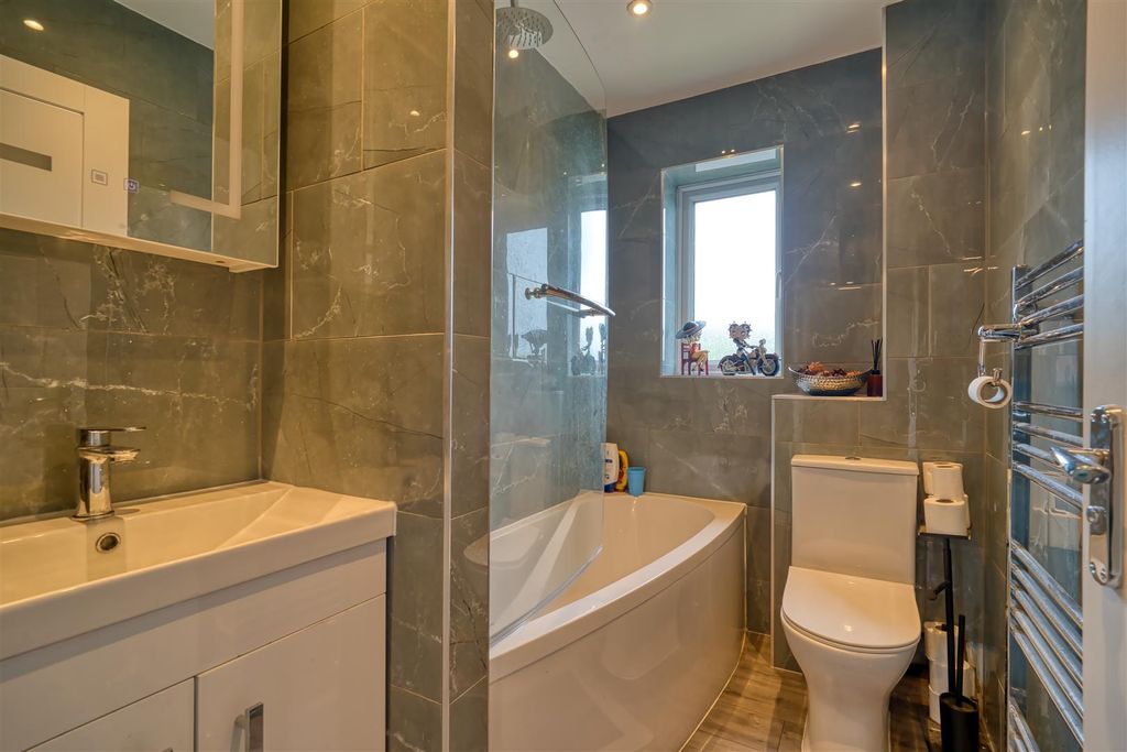 Property photo 3 of 11 Bathroom