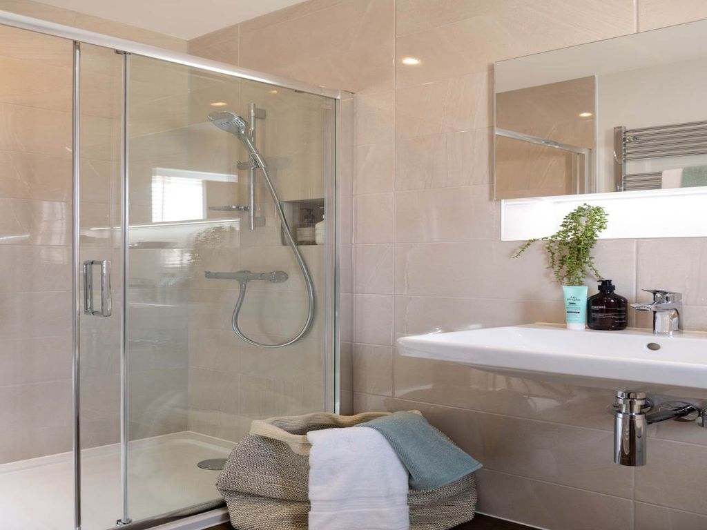 Property photo 3 of 9 Ensuite