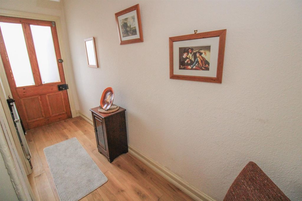 Property photo 3 of 25 Entrance Hall