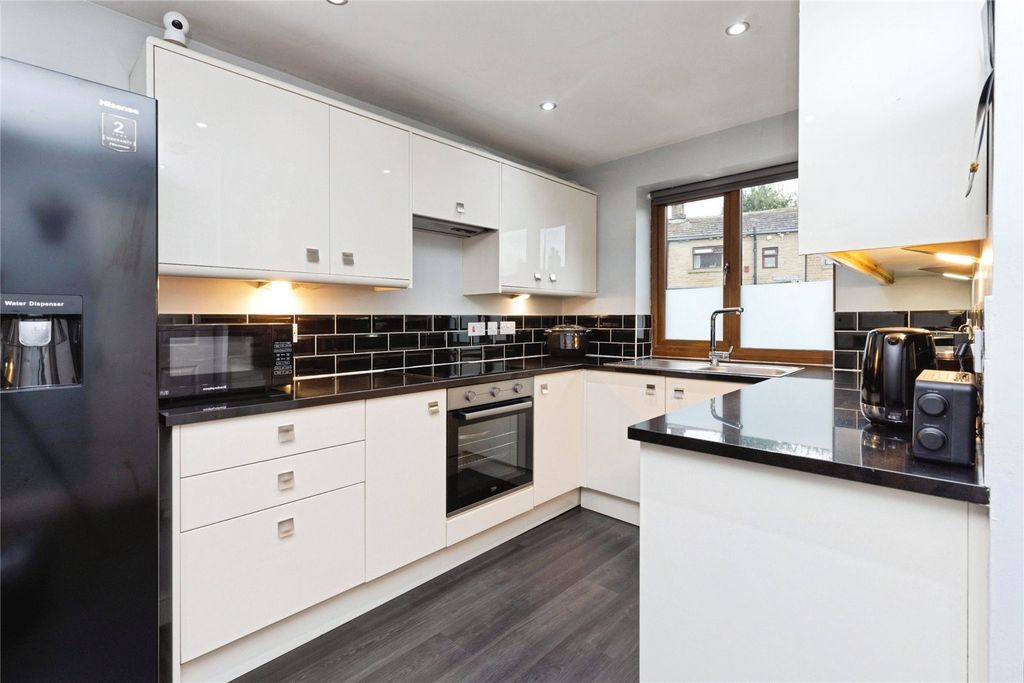 Property photo 3 of 17 Kitchen