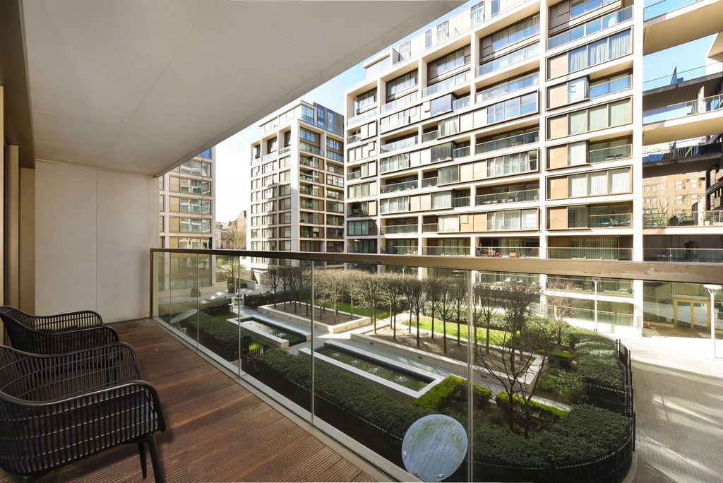 Property photo 2 of 20 27 Lord Kensington House (13).Jpg