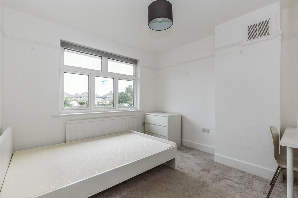 Property photo 1 of 7 A Bright And Tidy Double Bedroom With Ample Natura...