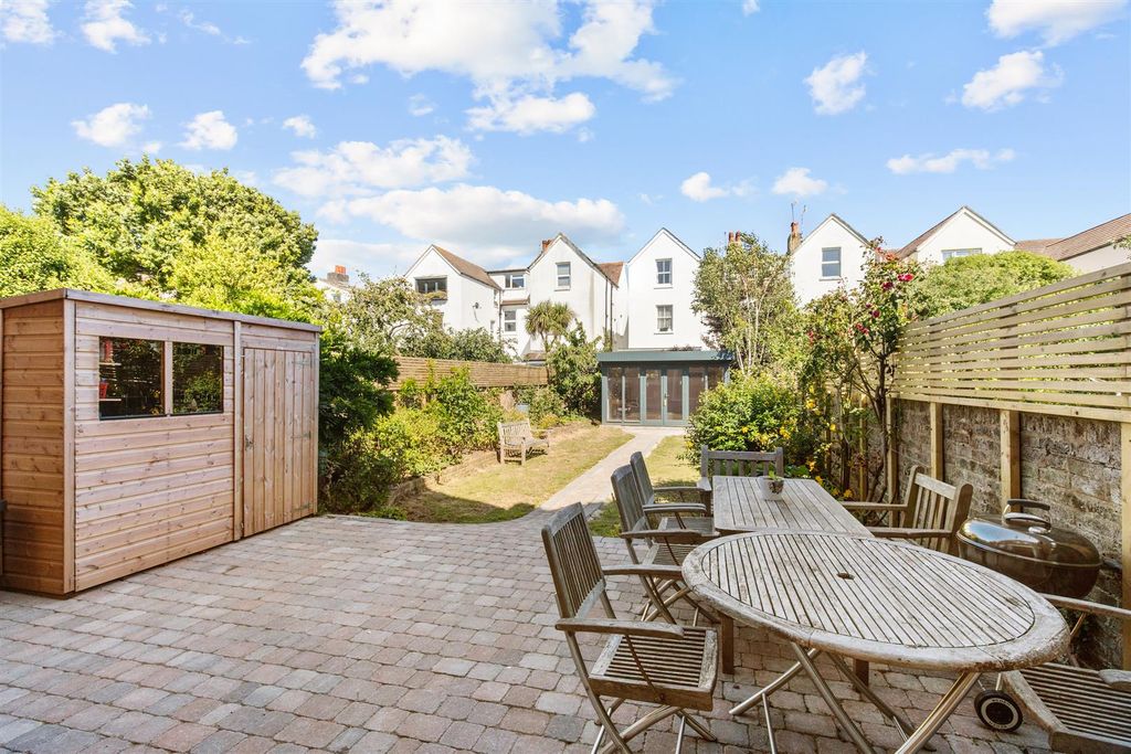 Property photo 2 of 16 Garden