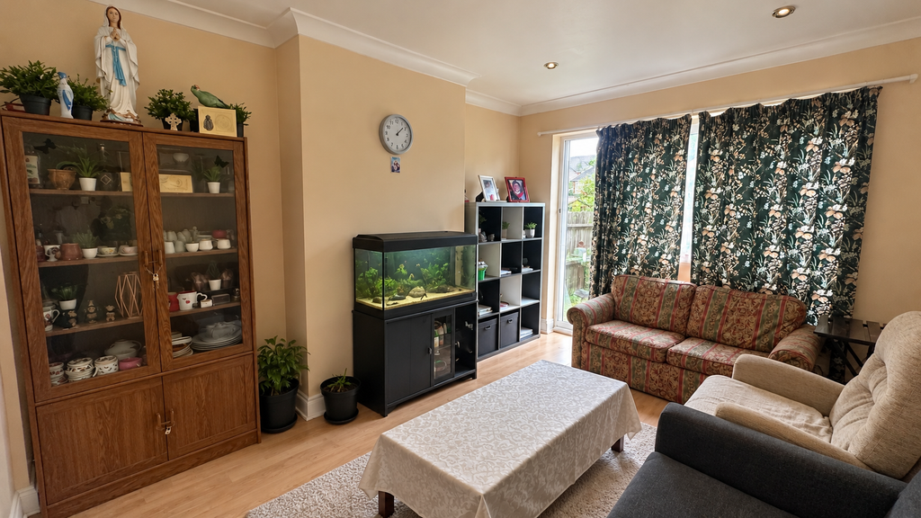 Property photo 2 of 17 Tidy Traditional Living Room With Aquarium