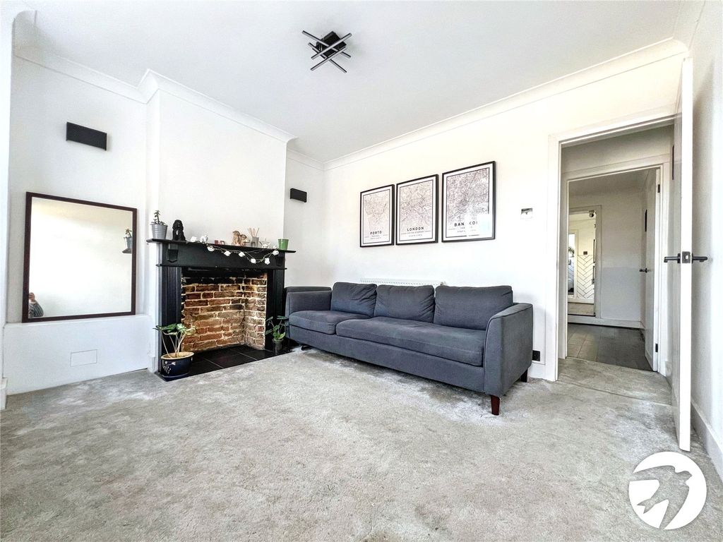 Property photo 3 of 12 Lounge