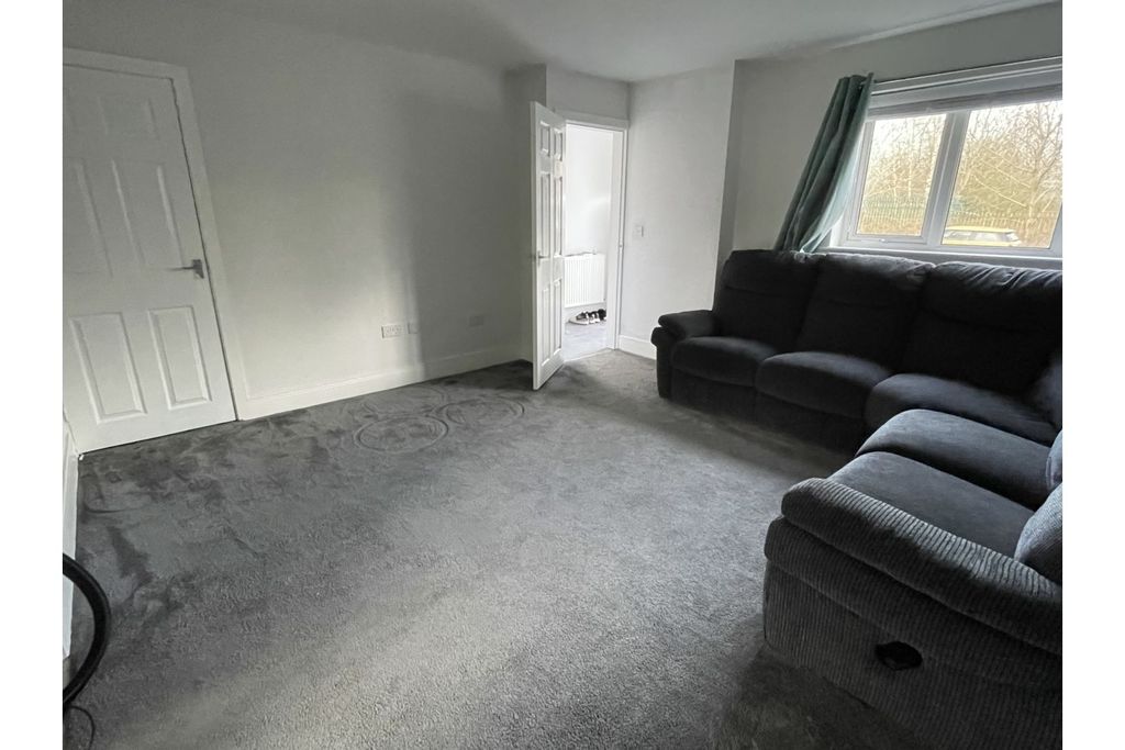 Property photo 3 of 17 Living Room