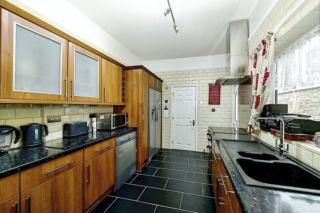 Property photo 2 of 7 Kitchen