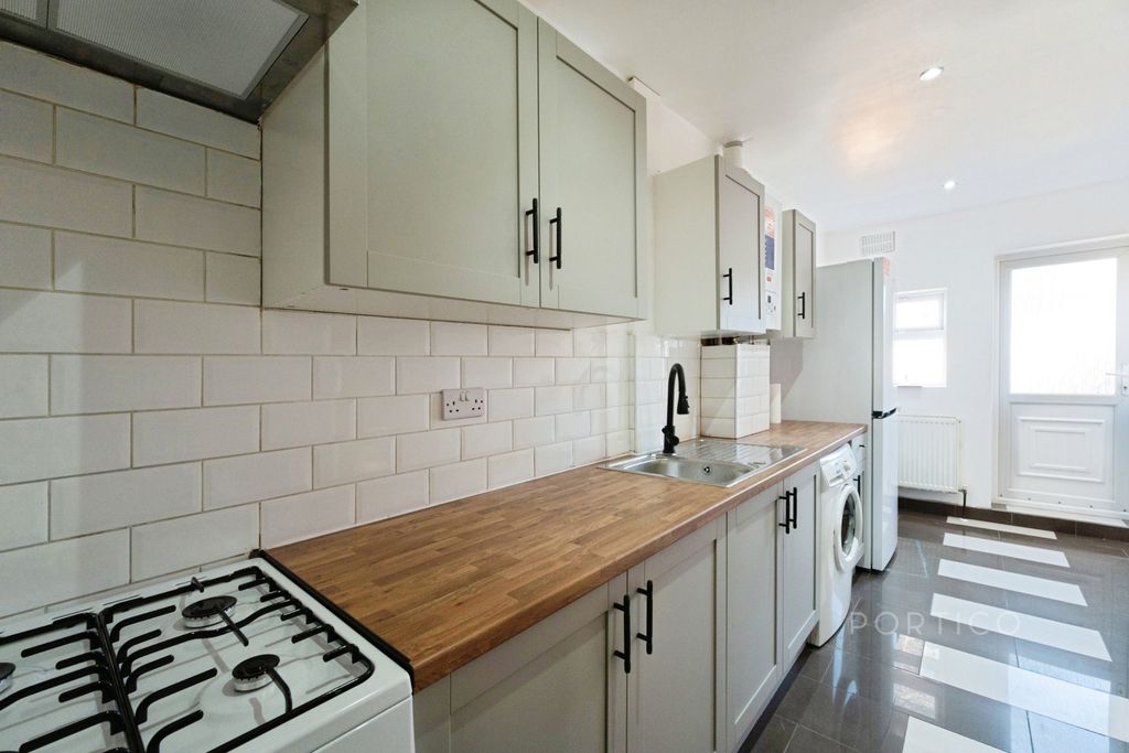 Property photo 1 of 18 Kitchen