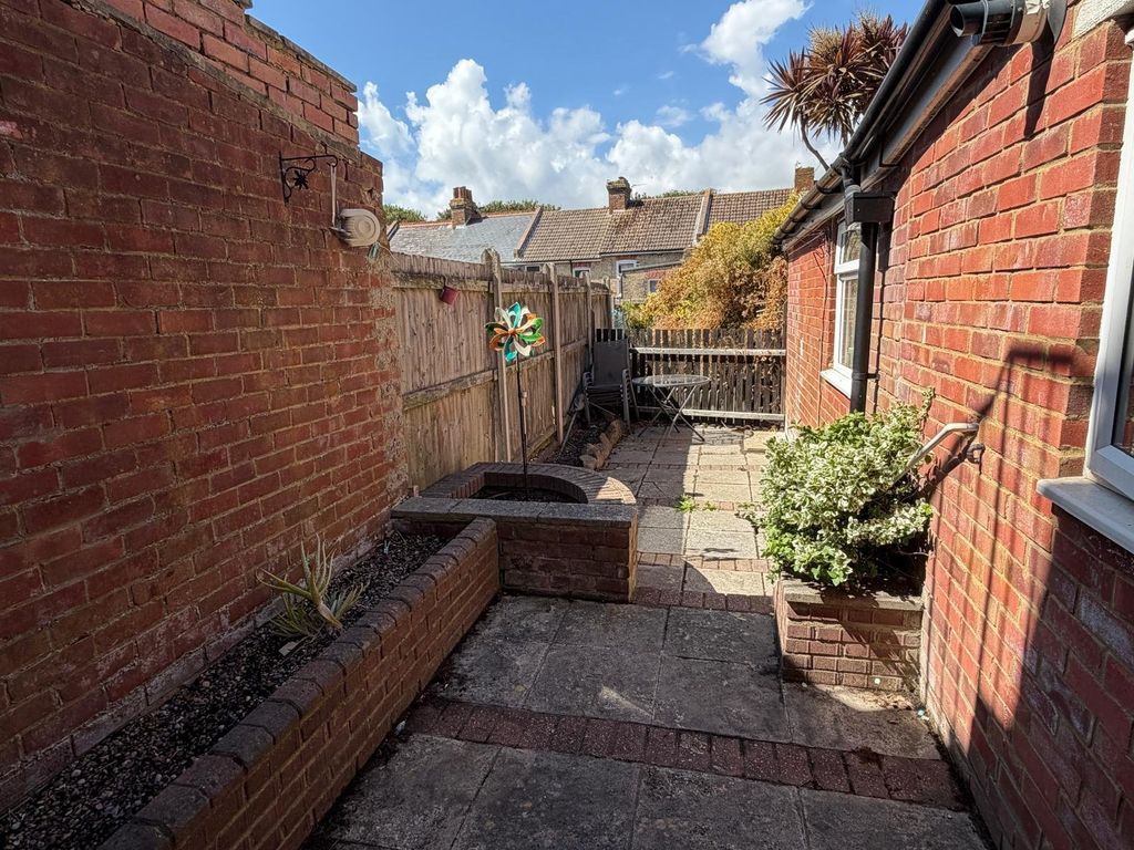 Property photo 2 of 8 Garden