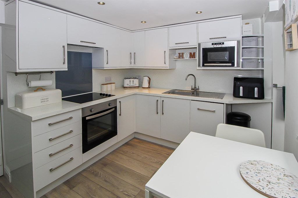 Property photo 3 of 12 Kitchen