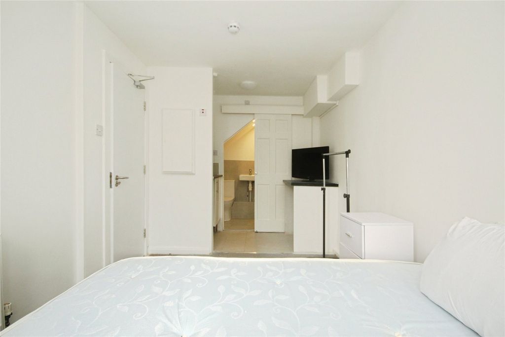 Property photo 3 of 8 Studio